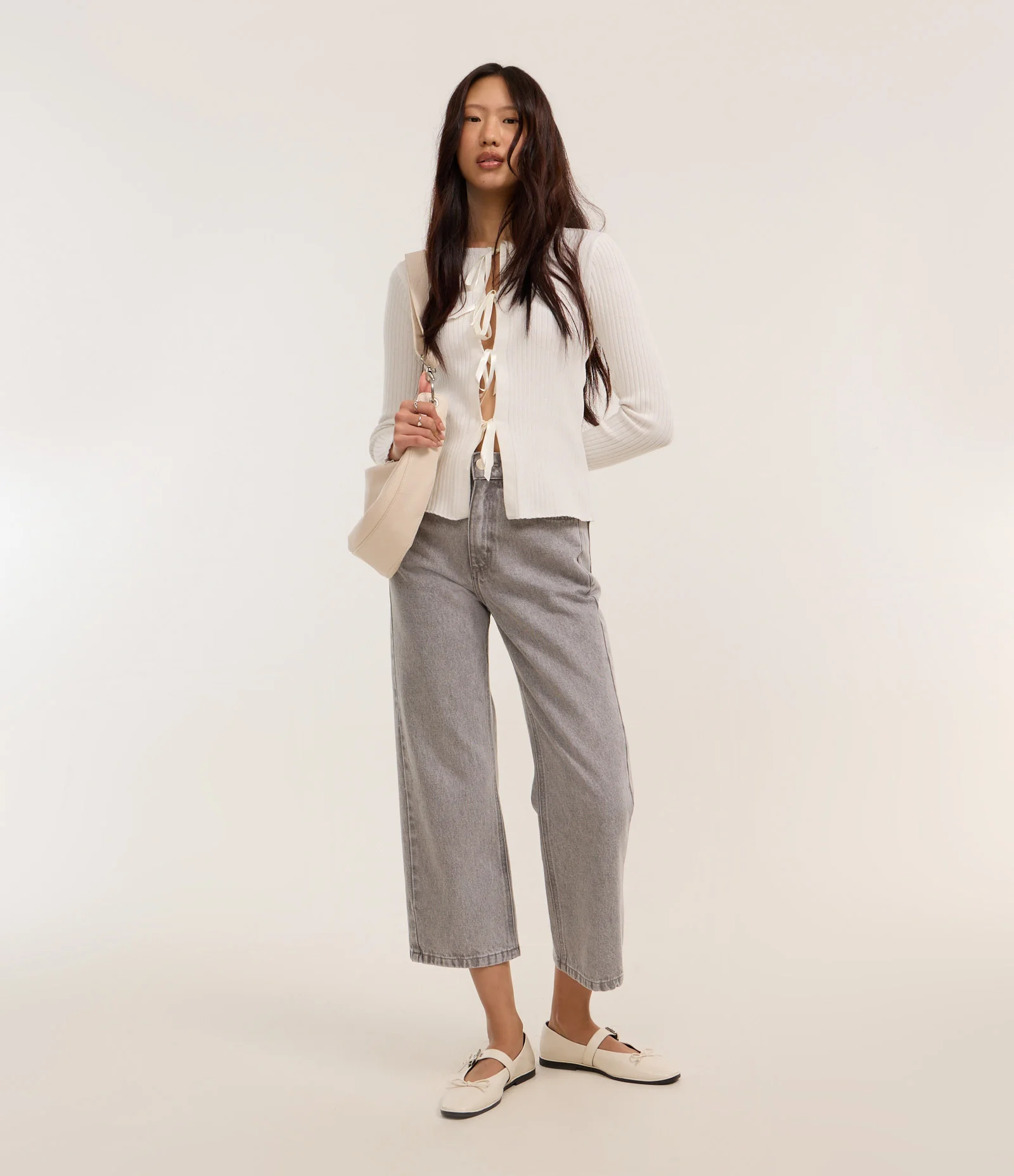 Calça Reta Cropped em Jeans com Passantes no Cós Cinza 1