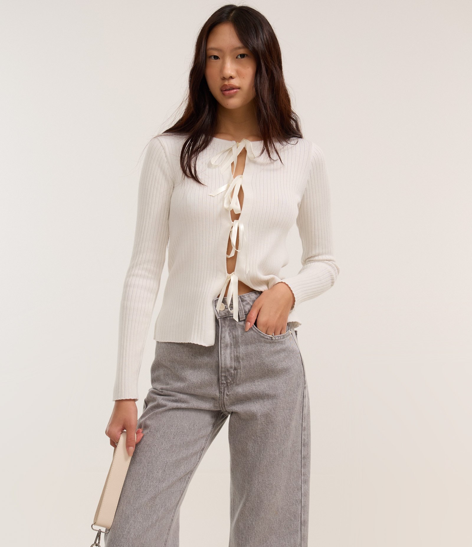 Calça Reta Cropped em Jeans com Passantes no Cós Cinza 2