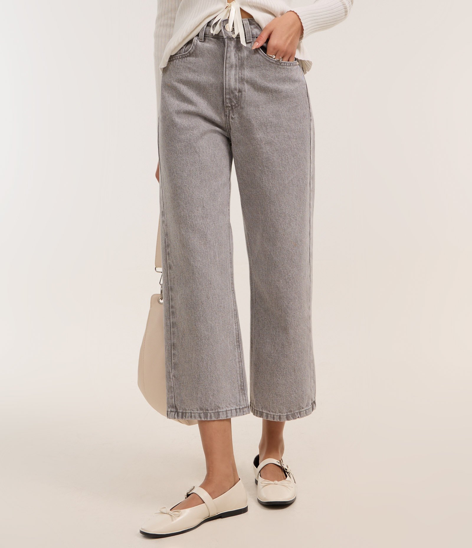 Calça Reta Cropped em Jeans com Passantes no Cós Cinza 3