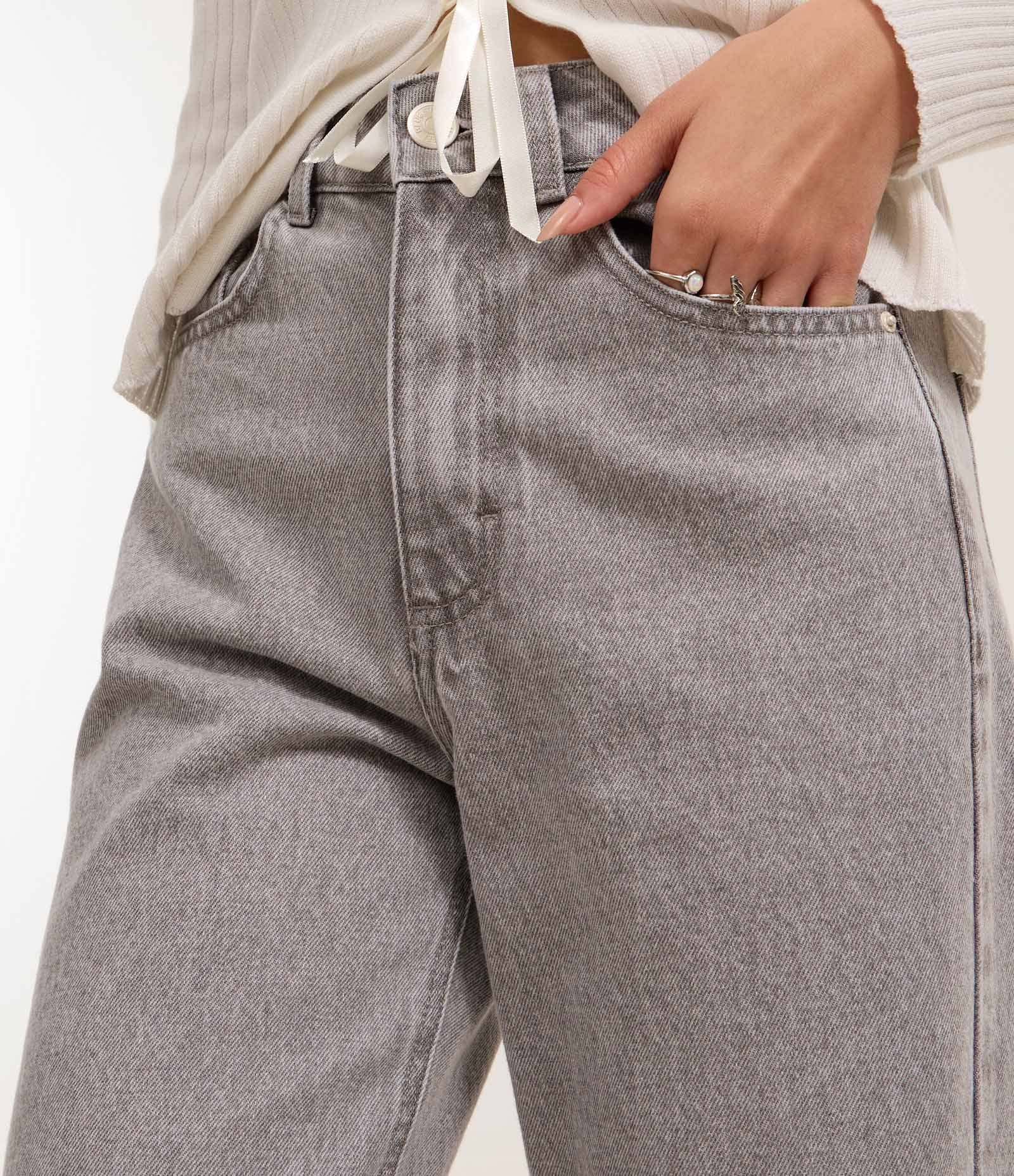 Calça Reta Cropped em Jeans com Passantes no Cós Cinza 4
