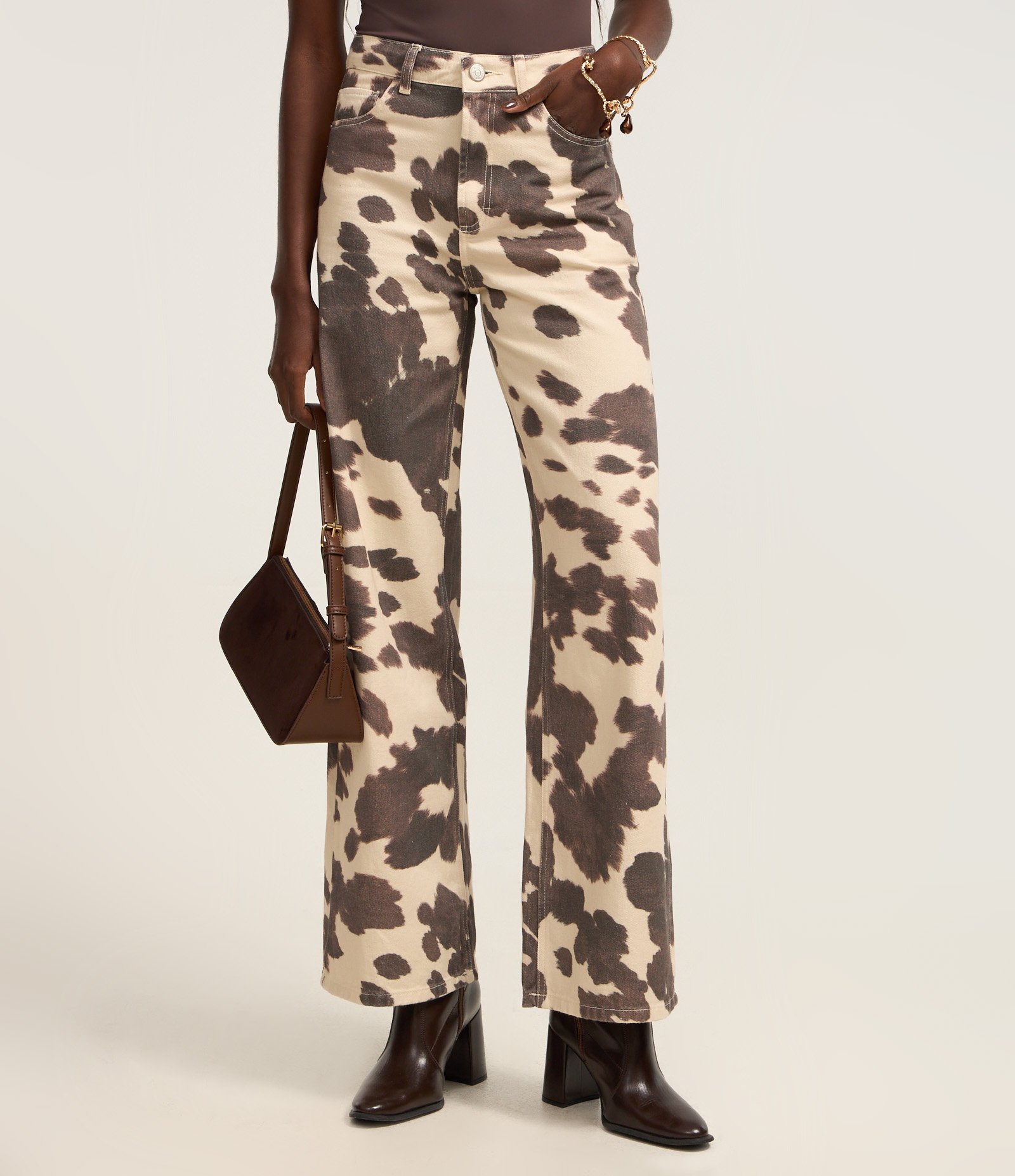 Calça Wide Leg em Sarja com Estampa de Vaquinha Off White/ Marrom 3