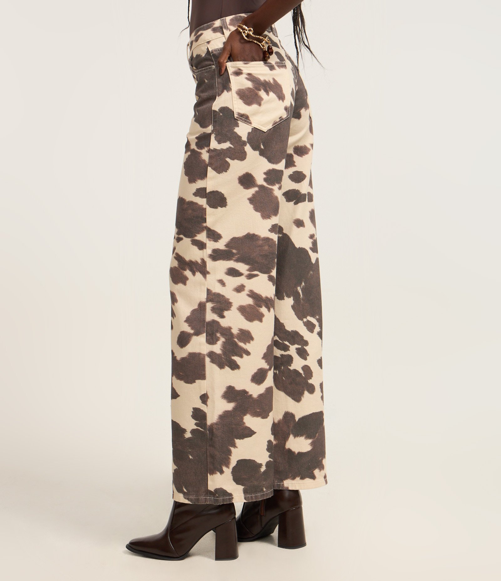 Calça Wide Leg em Sarja com Estampa de Vaquinha Off White/ Marrom 5