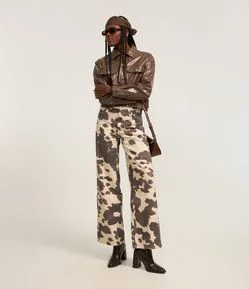 Calça Wide Leg em Sarja com Estampa de Vaquinha
