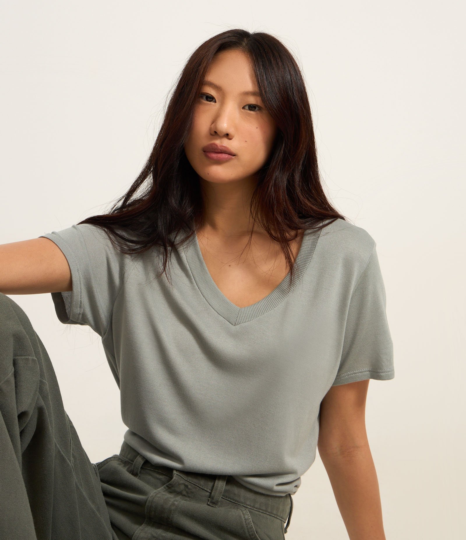 Blusa Básica em Viscose com Gola V em Ribana 1