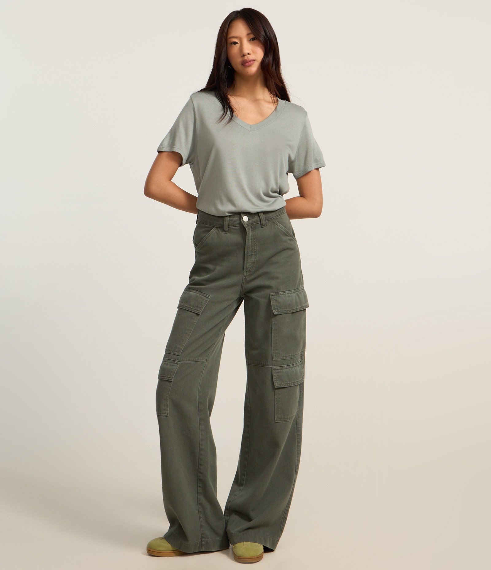 Blusa Básica em Viscose com Gola V em Ribana 2