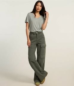 Blusa Básica em Viscose com Gola V em Ribana