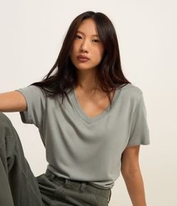 Blusa Básica em Viscose com Gola V em Ribana