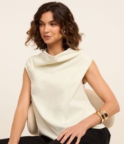 Blusa com Gola Alta Ampla e Sem Manga