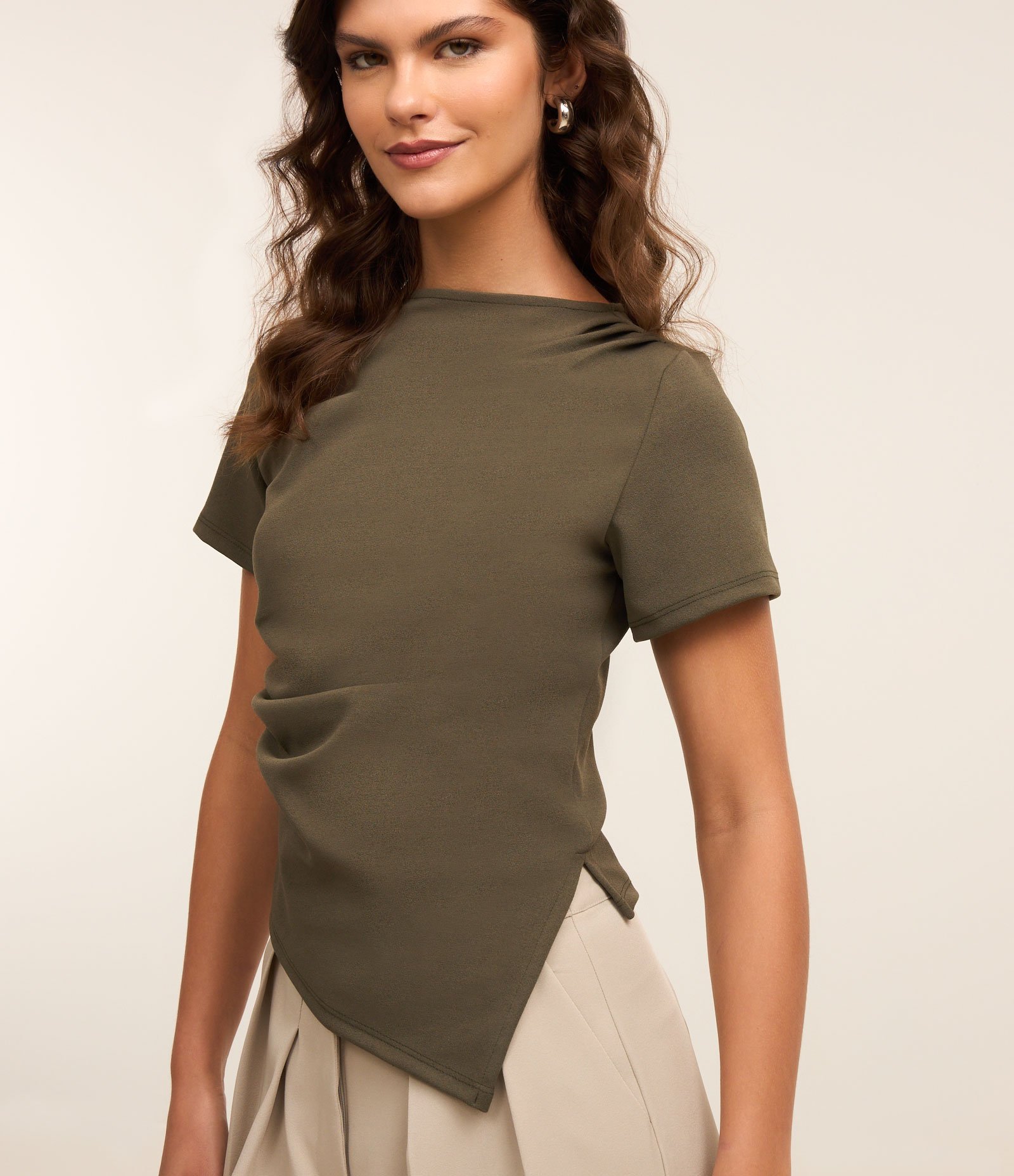Blusa em Crepe com Drapeados no Ombro e Barra Assimétrica Verde 4