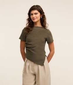 Blusa em Crepe com Drapeados no Ombro e Barra Assimétrica
