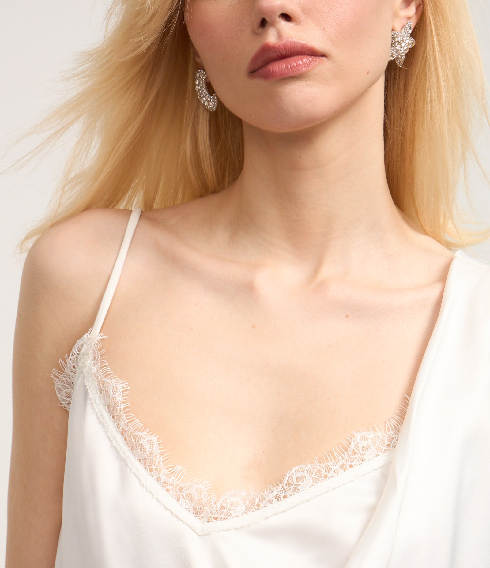 Blusa em Cetim com Alça Fina e Renda no Decote Branco 3
