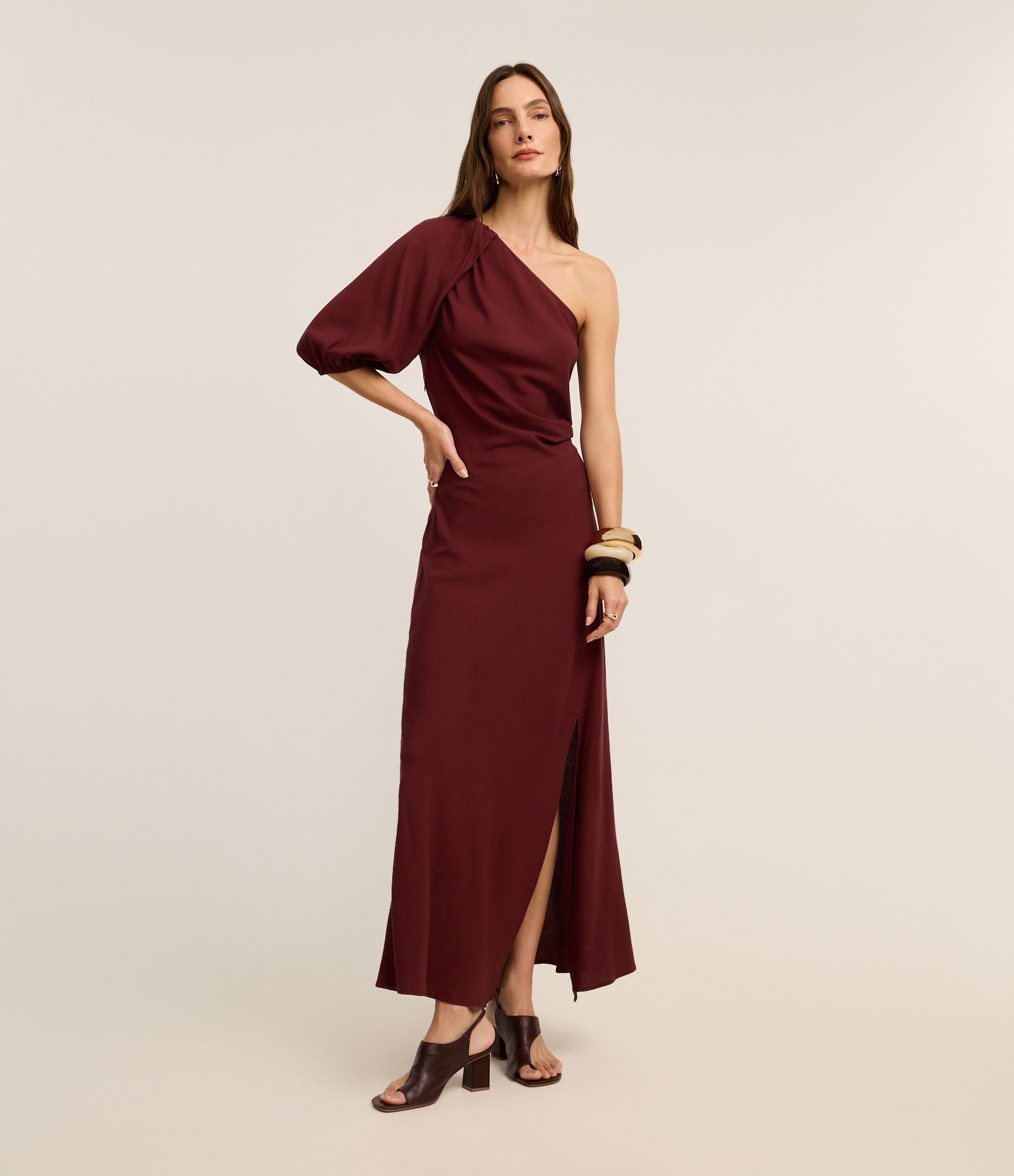 Vestido Evasê Ombro Só em Viscolinho com Franzidos Marrom 2