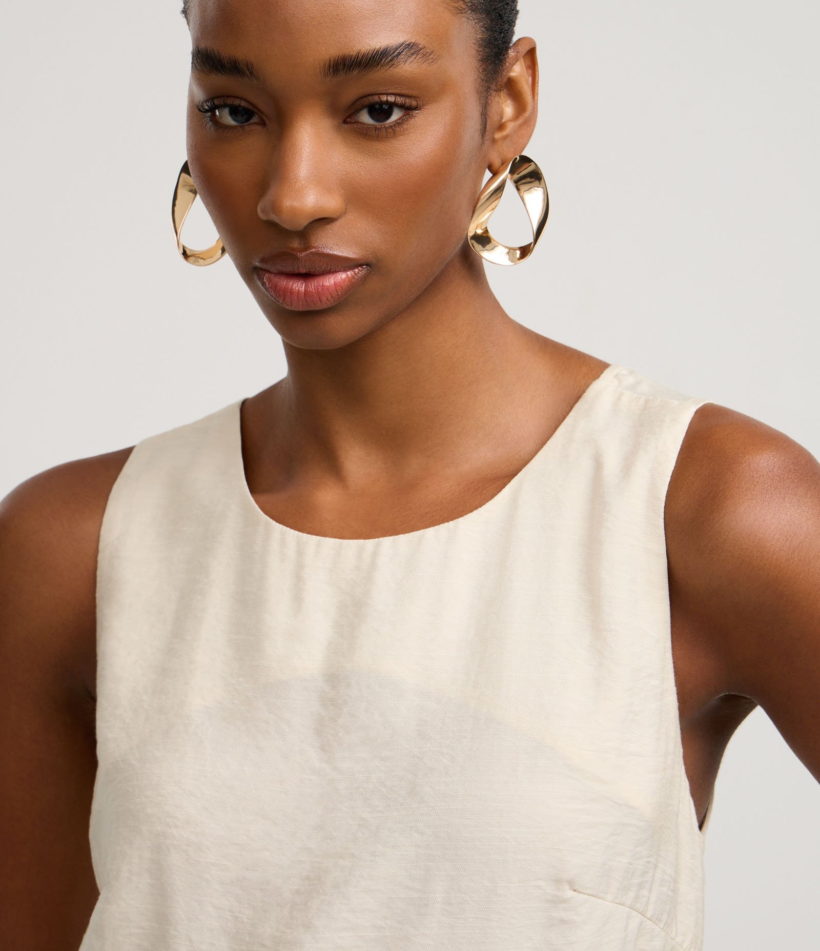 Blusa em Viscose com Pence Lateral e Efeito Amassado Bege 3