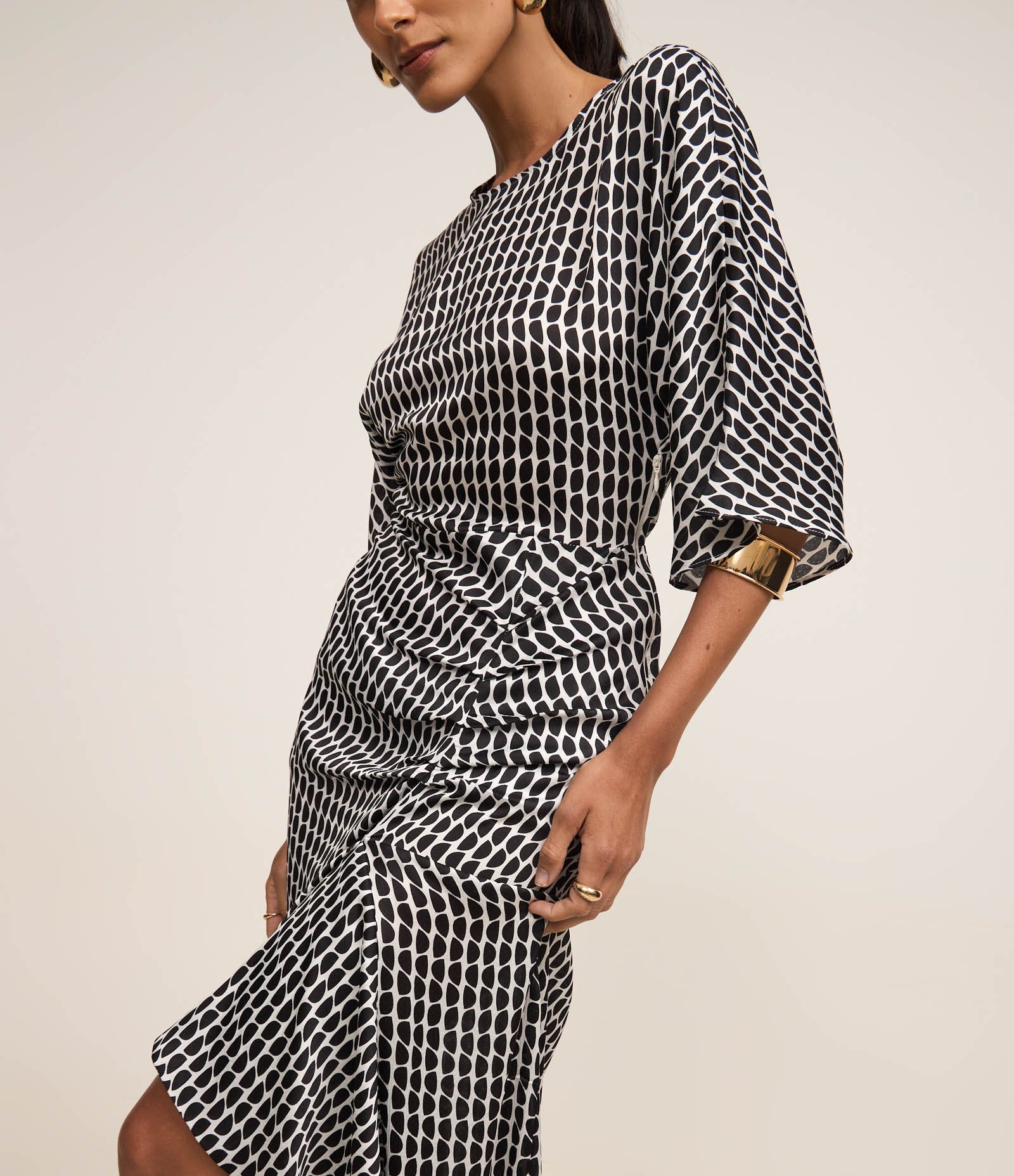 Vestido Longo Reto em Chiffon com Elástico Interno e Estampa Geométrica Cinza 3