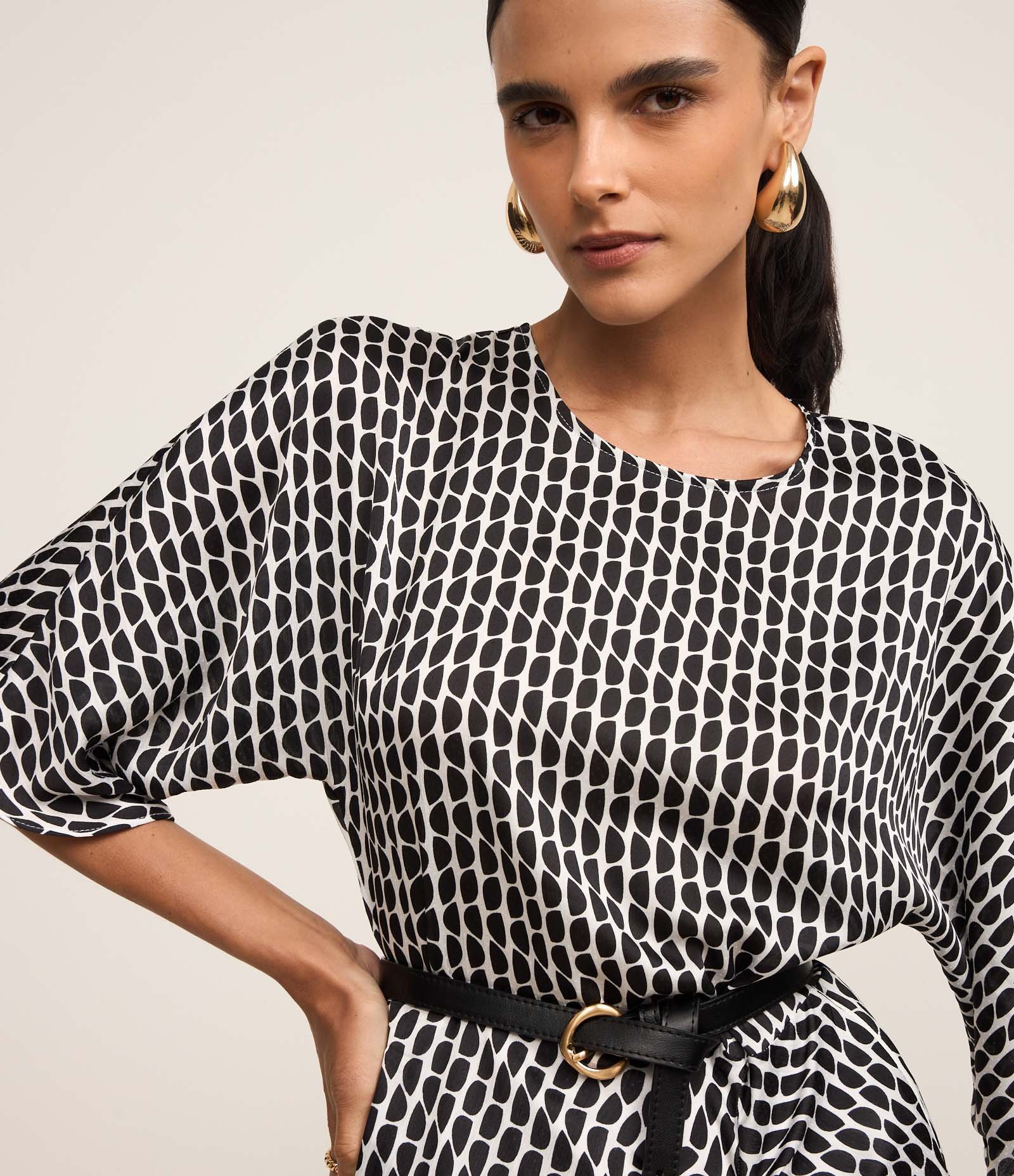 Vestido Longo Reto em Chiffon com Elástico Interno e Estampa Geométrica Cinza 5