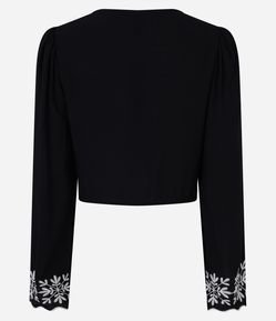 Blusa em Tricoline com Amarração e Bordado na Barra e Punhos