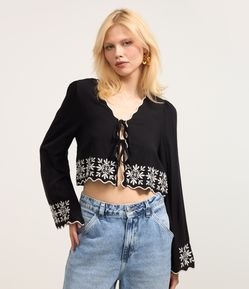 Blusa em Tricoline com Amarração e Bordado na Barra e Punhos