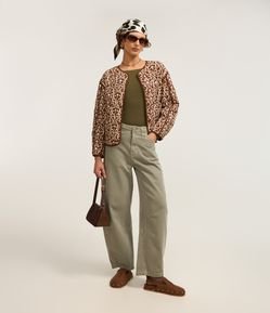 Calça Barrel em Sarja com Passantes no Cós