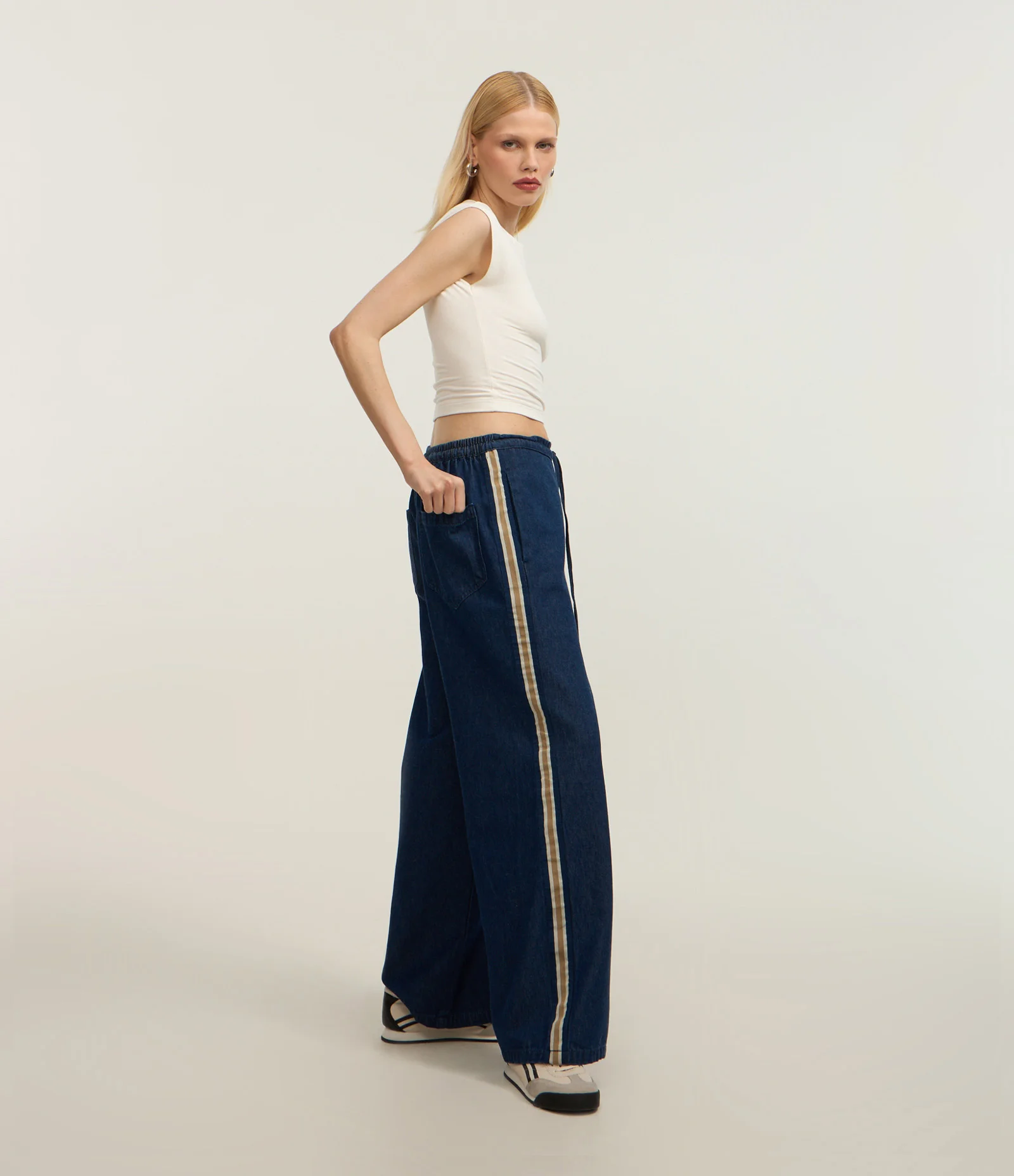 Calça Reta em Jeans com Amarração no Cós e Viés Contrastante na Lateral Azul 1