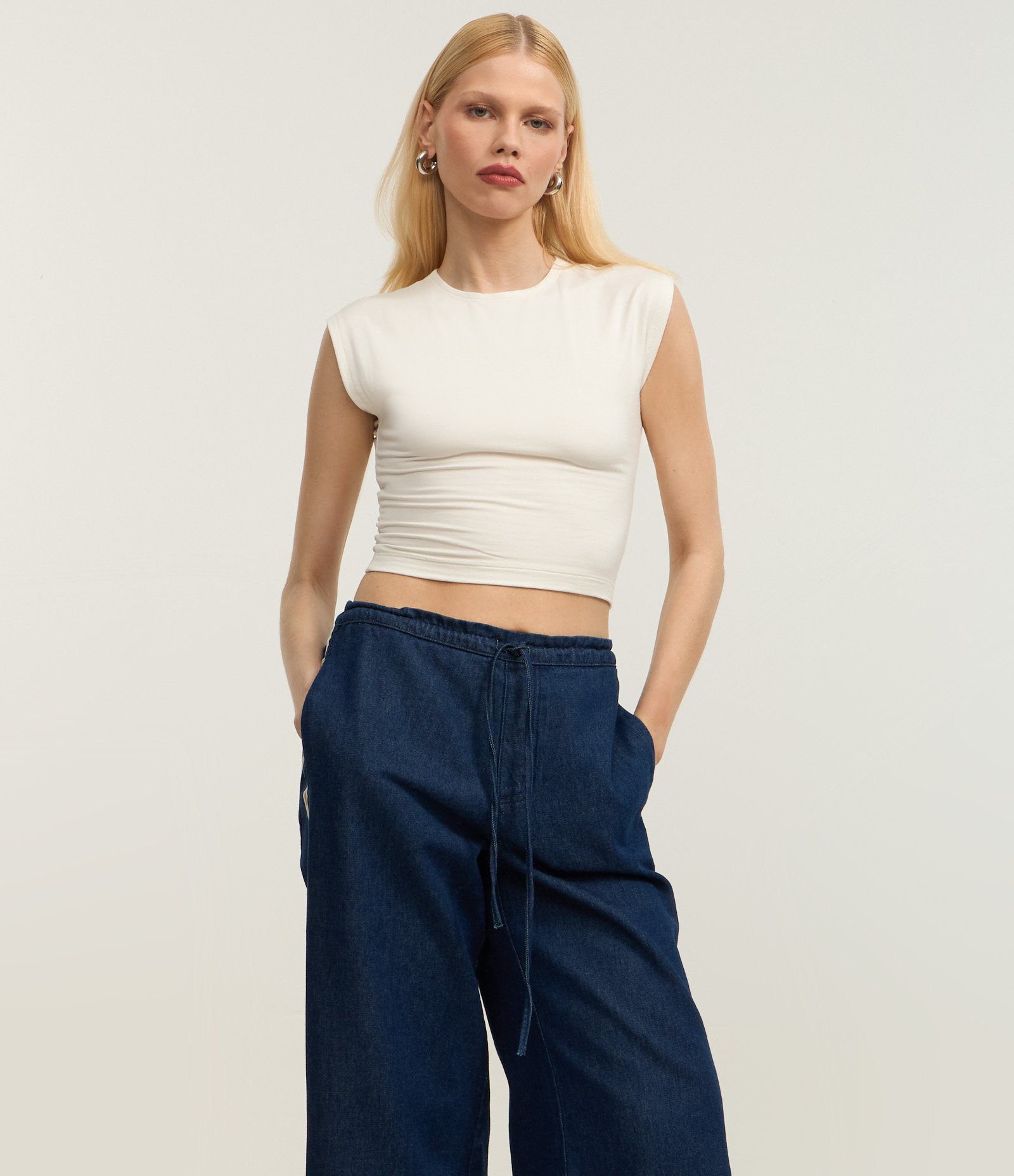 Calça Reta em Jeans com Amarração no Cós e Viés Contrastante na Lateral Azul 2
