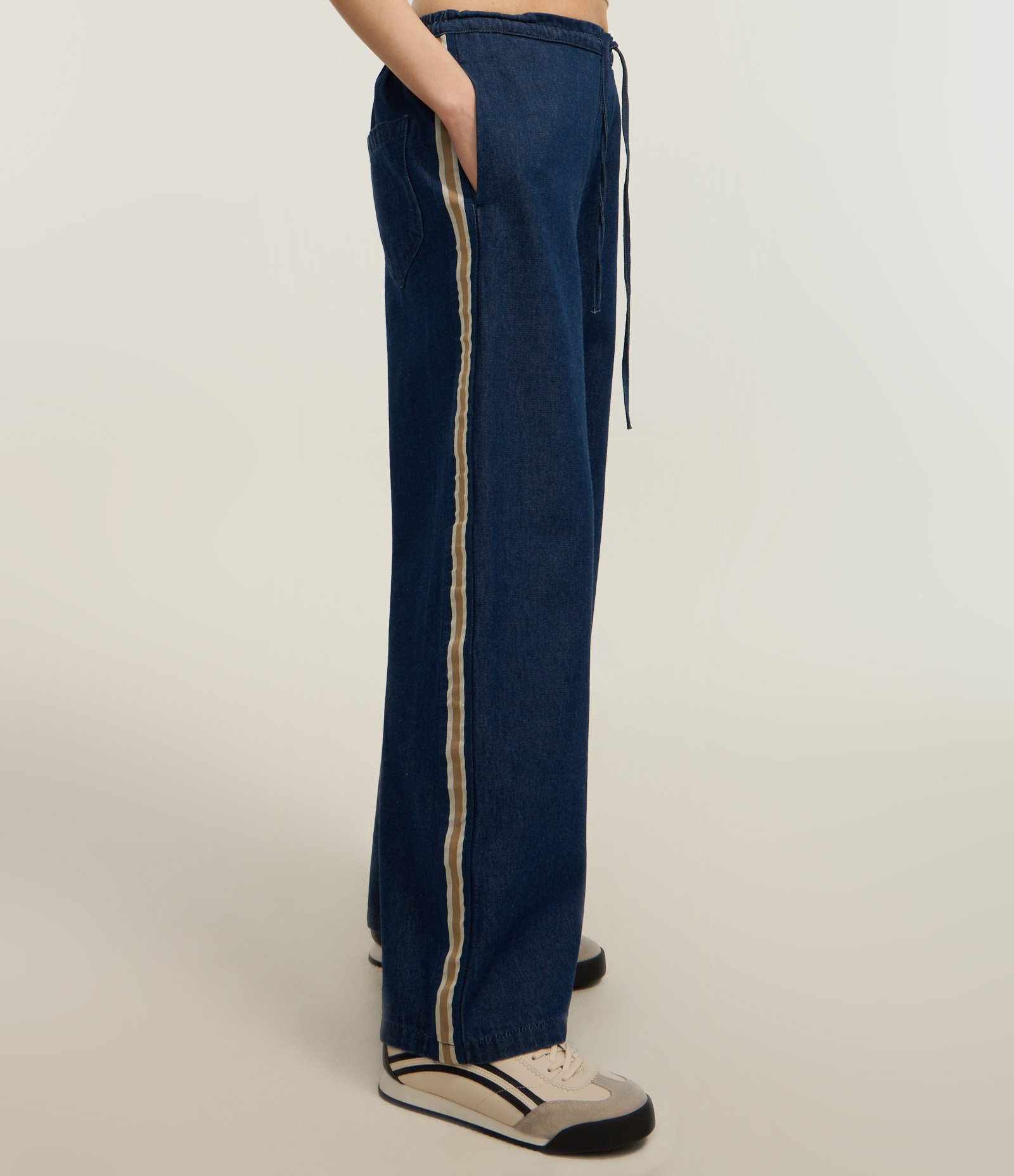 Calça Reta em Jeans com Amarração no Cós e Viés Contrastante na Lateral Azul 3