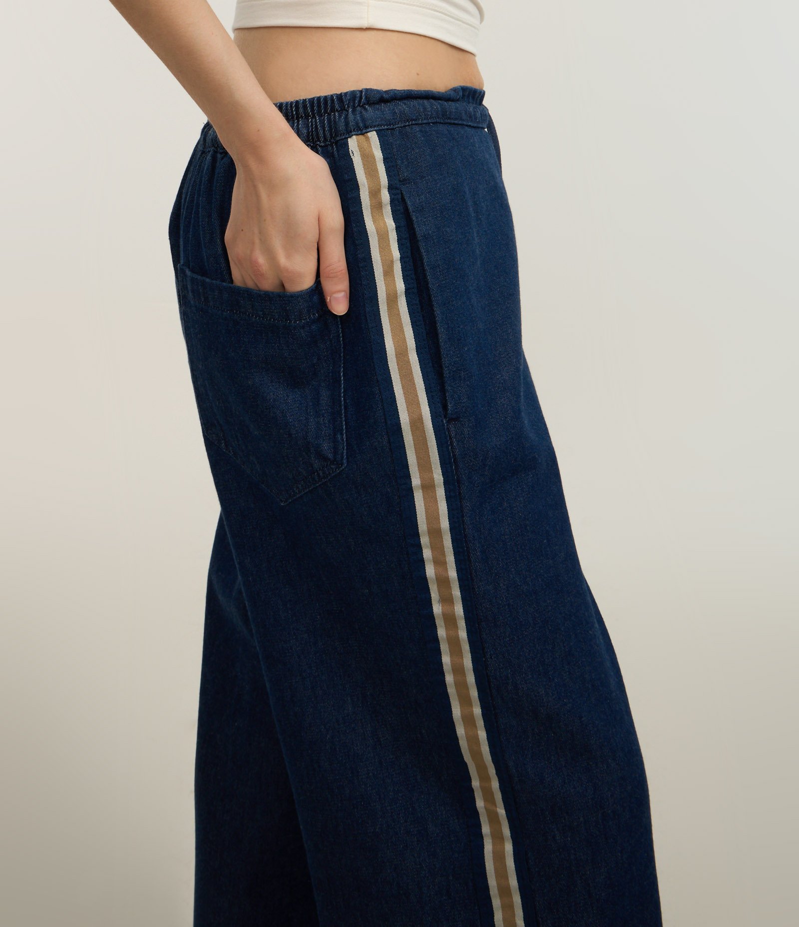 Calça Reta em Jeans com Amarração no Cós e Viés Contrastante na Lateral Azul 4