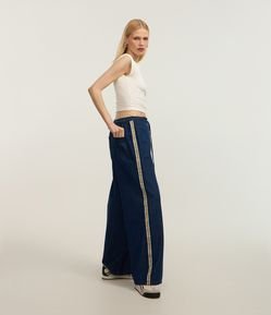 Calça Reta em Jeans com Amarração no Cós e Viés Contrastante na Lateral