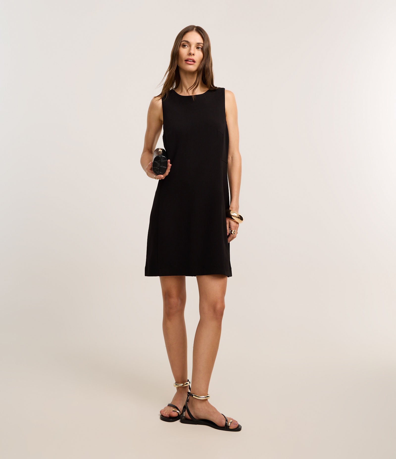 Vestido Curto em Crepe com Decote Redondo Preto 2