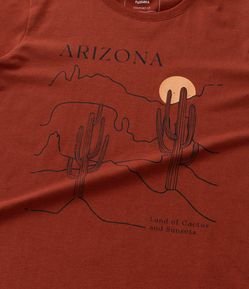 Camiseta Infantil com Estampa Paisagem de Cactos - Tam 5 a 14 Anos