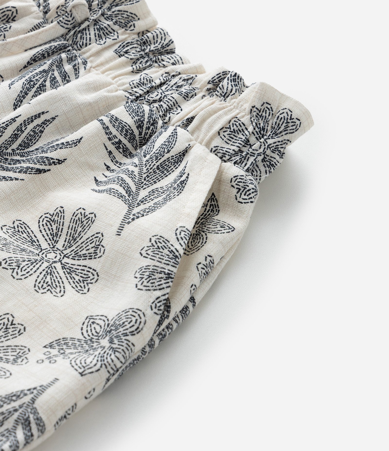 Short Clochard Infantil em Viscolinho Estampa Folhagens - Tam 5 a 14 Anos Bege 4