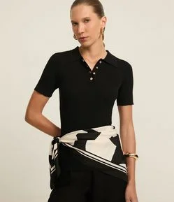 Blusa Canelada em Tricô com Gola Polo