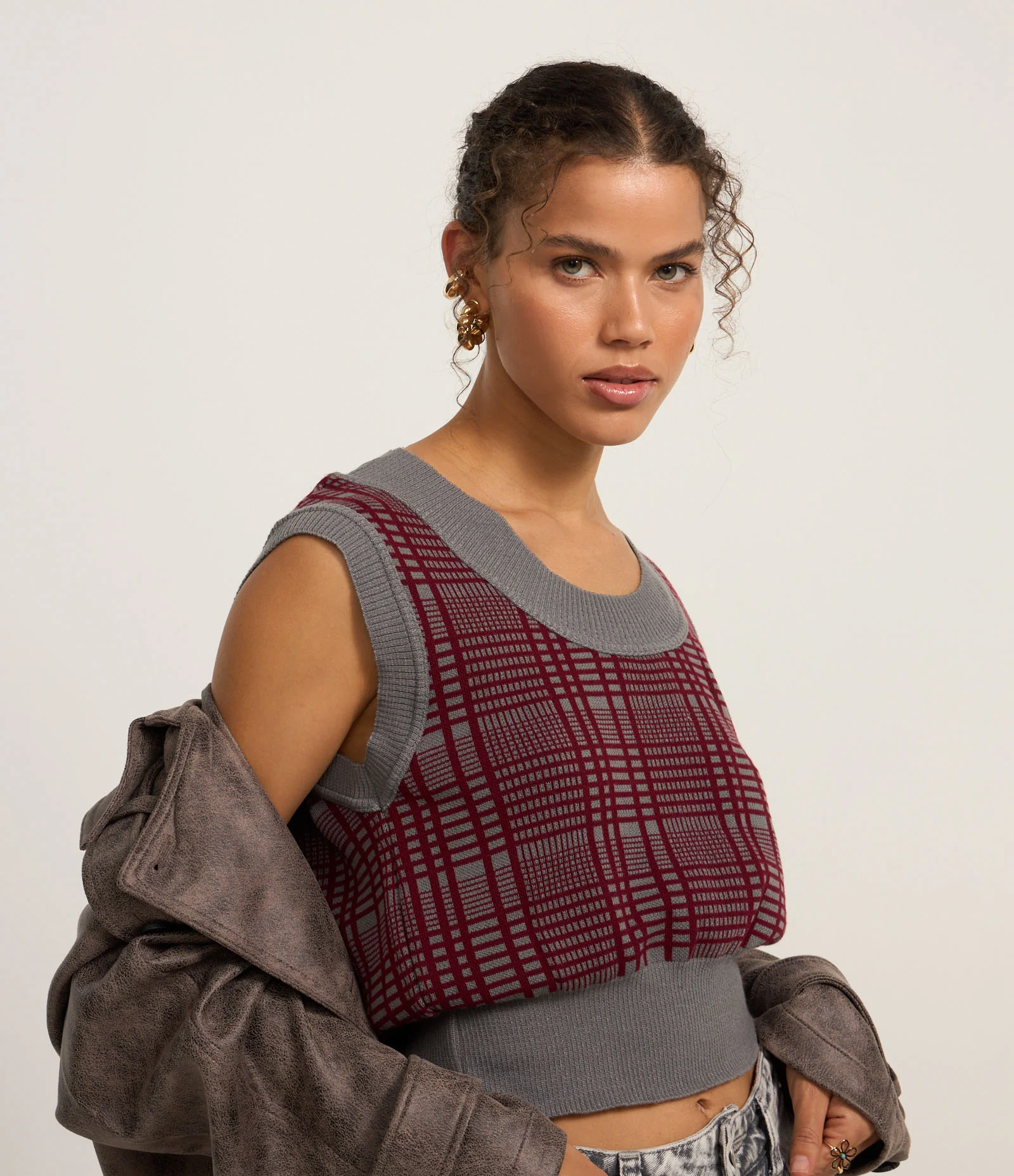Colete Curto em Tricô Xadrez Bordô/Cinza 1