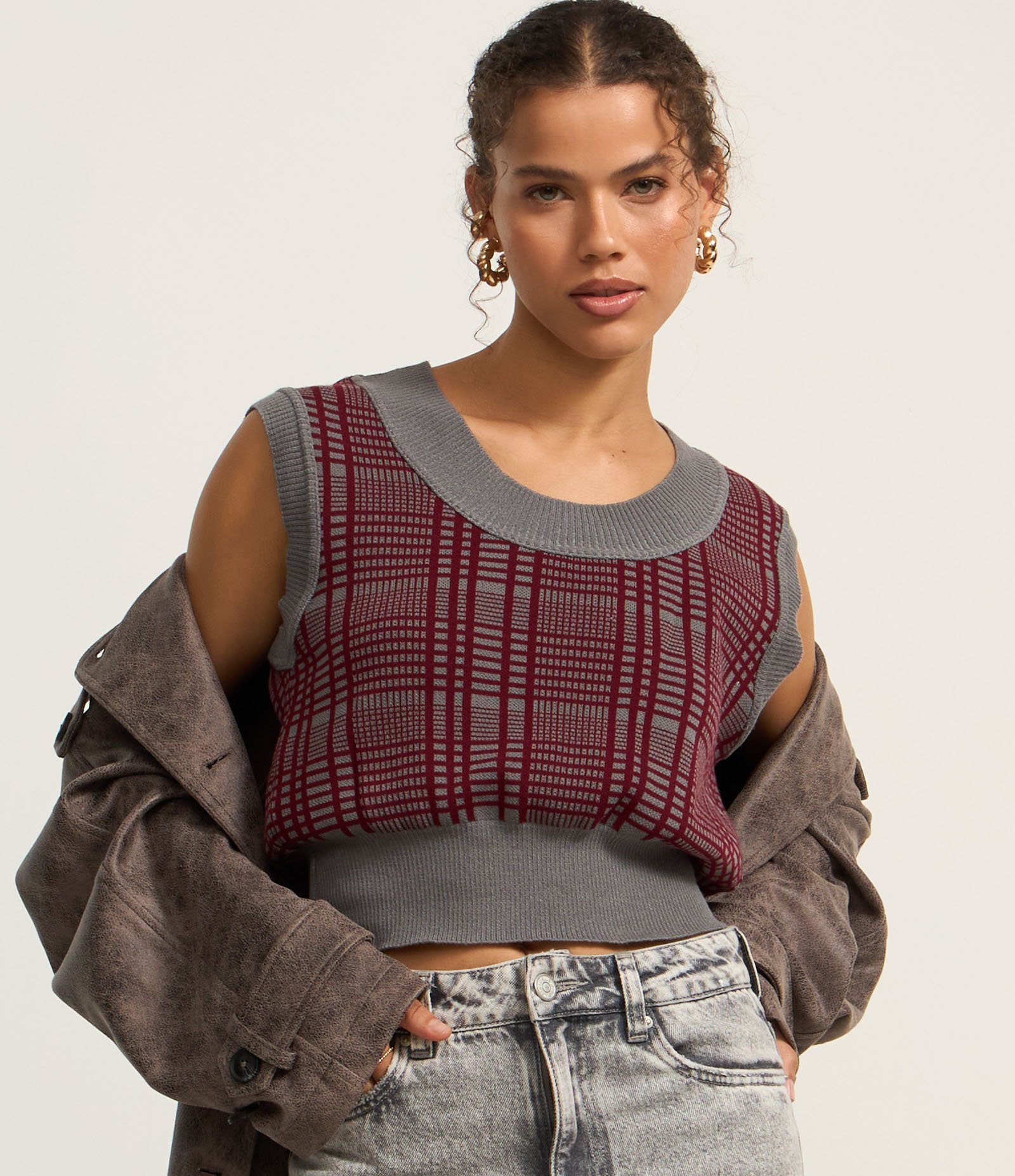 Colete Curto em Tricô Xadrez Bordô/Cinza 3