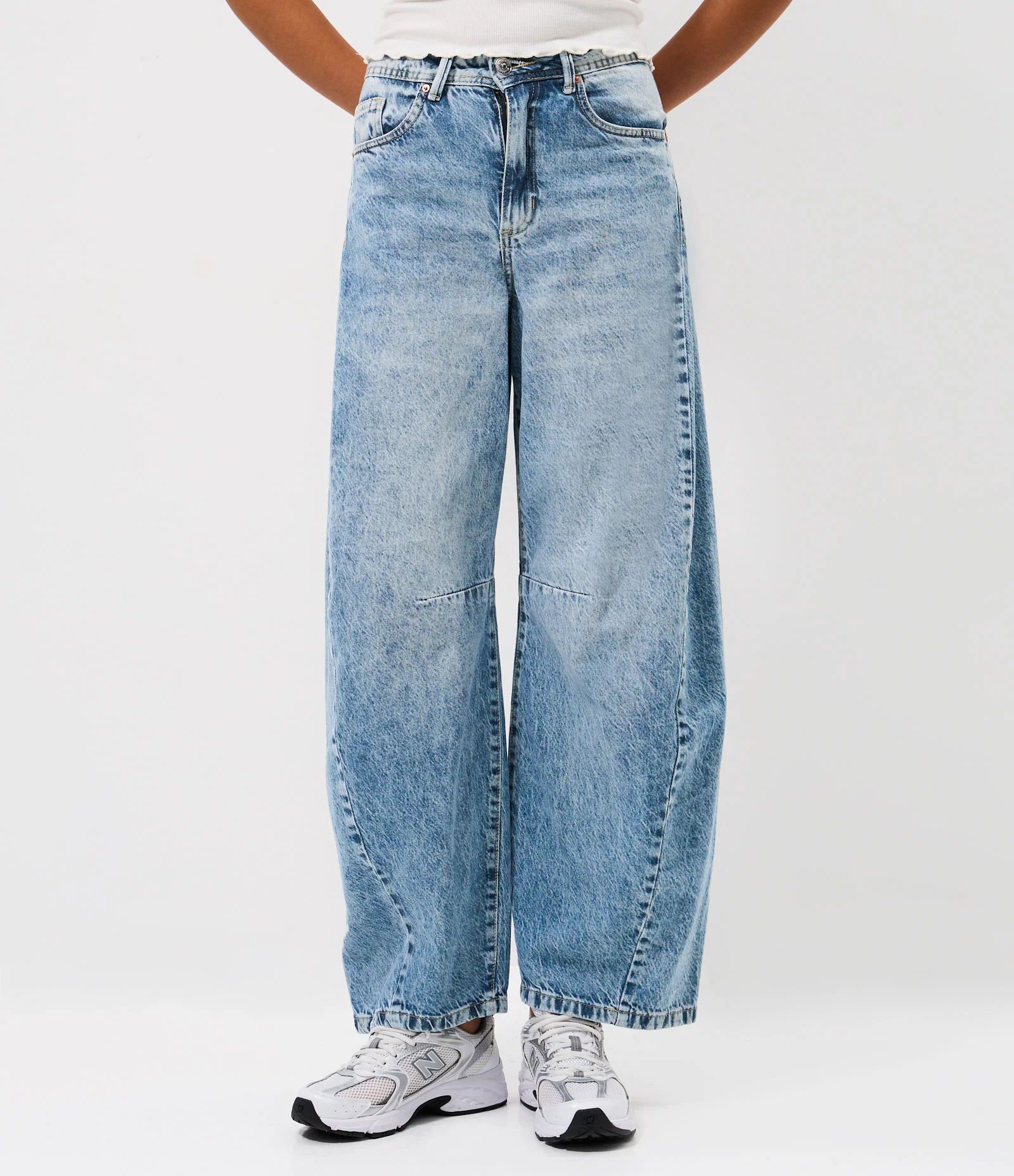 Calça Barrel em Jeans Marmorizado Azul Médio 2