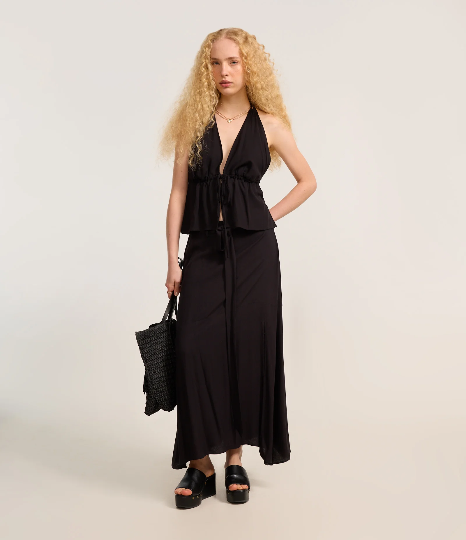 Saia Evasê Long Midi em Viscose com Faixa para Amarração Preto 1