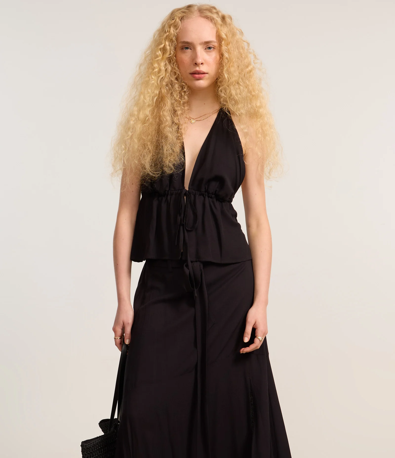 Saia Evasê Long Midi em Viscose com Faixa para Amarração Preto 2