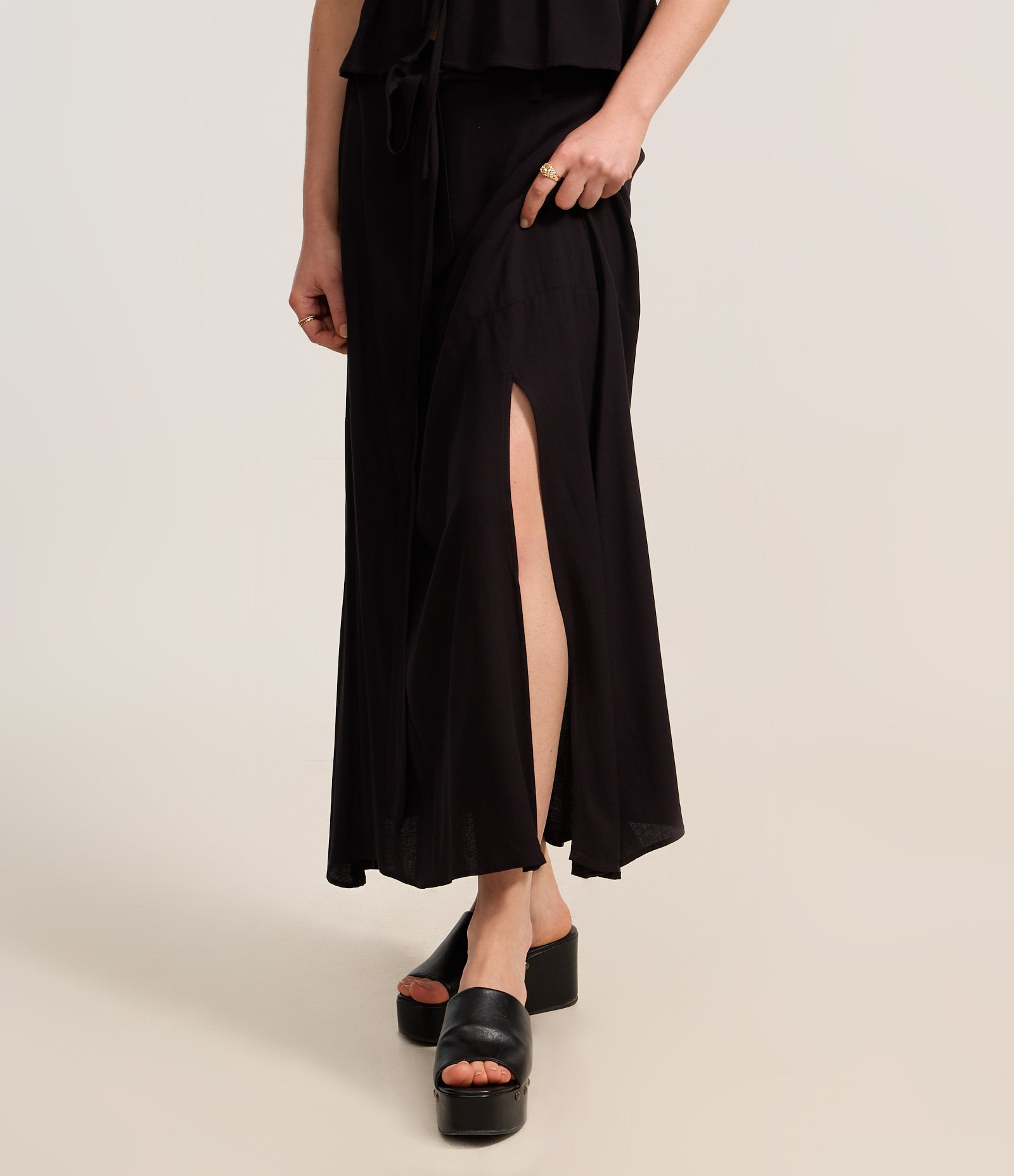 Saia Evasê Long Midi em Viscose com Faixa para Amarração Preto 3