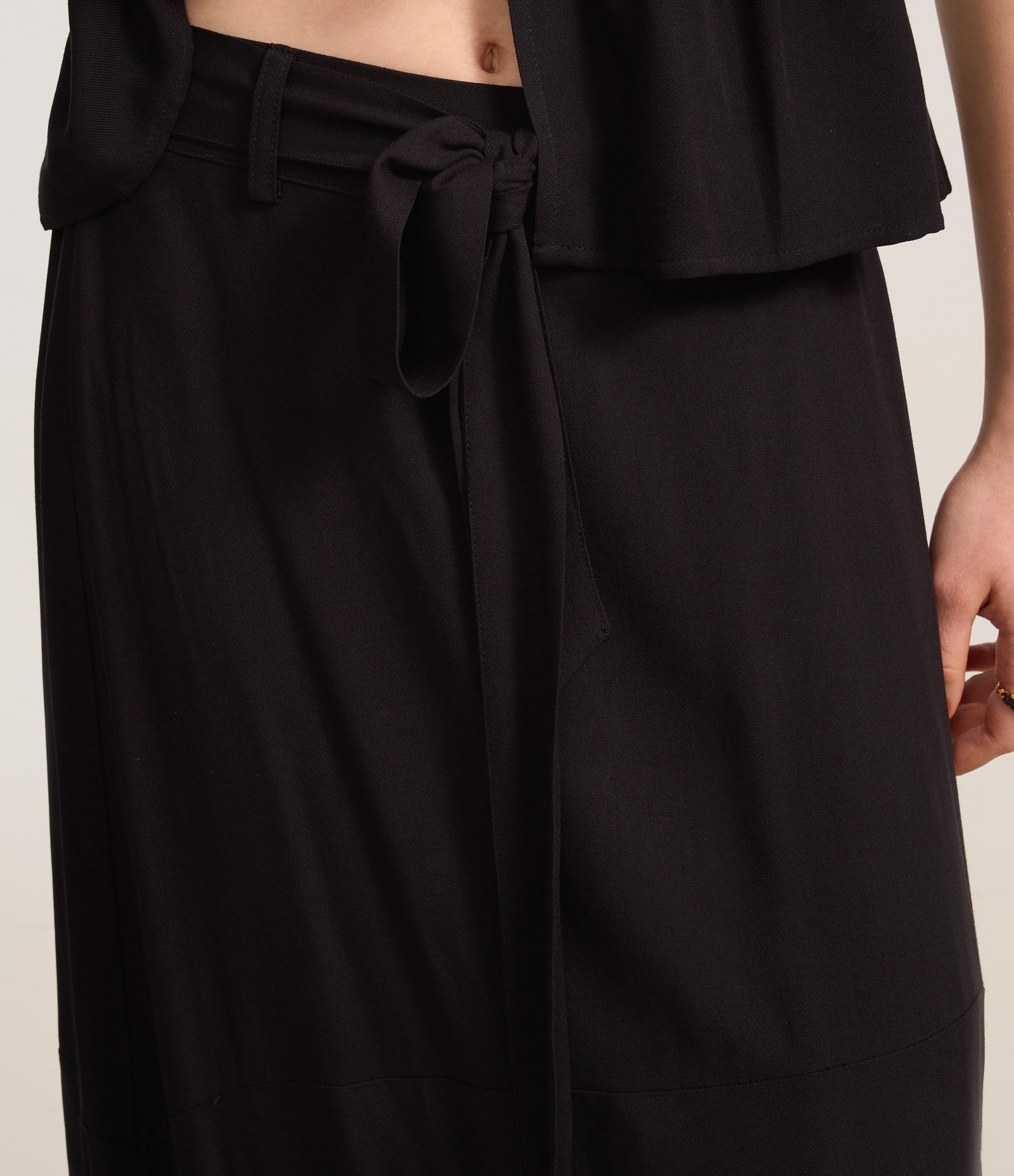 Saia Evasê Long Midi em Viscose com Faixa para Amarração Preto 4
