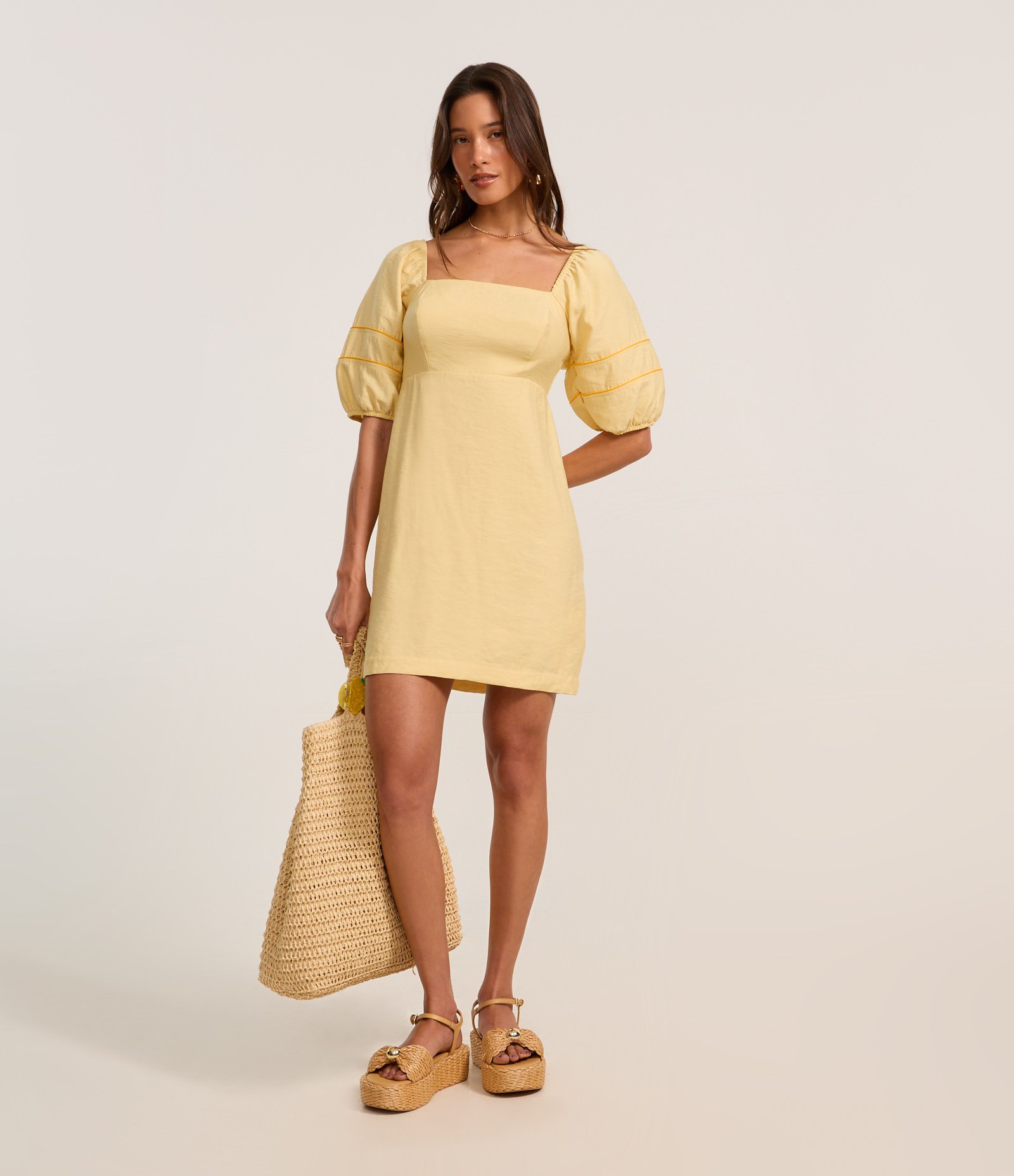 Vestido Curto em Viscose com Pipping Contrastante e Zíper Amarelo 1