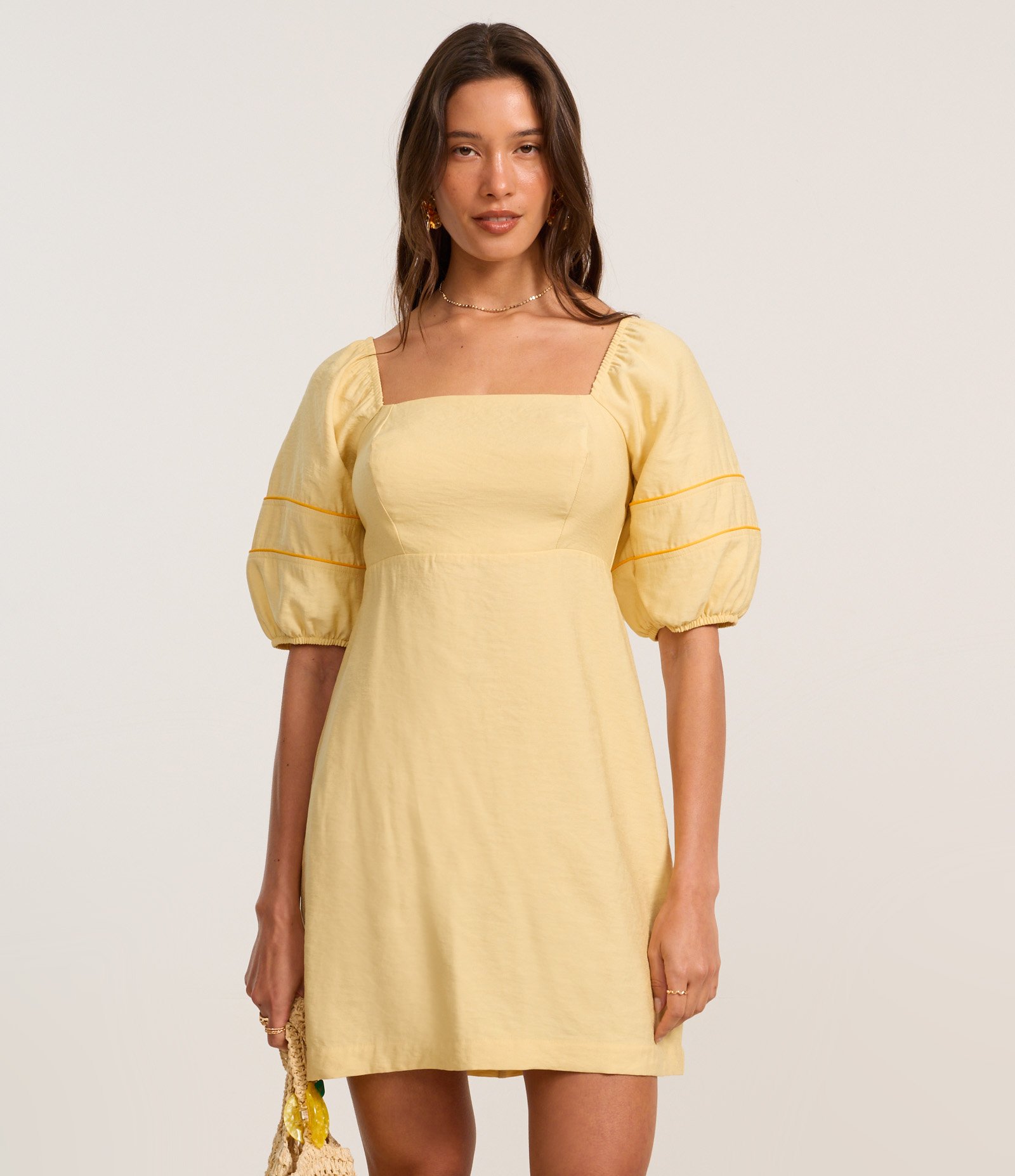 Vestido Curto em Viscose com Pipping Contrastante e Zíper Amarelo 2