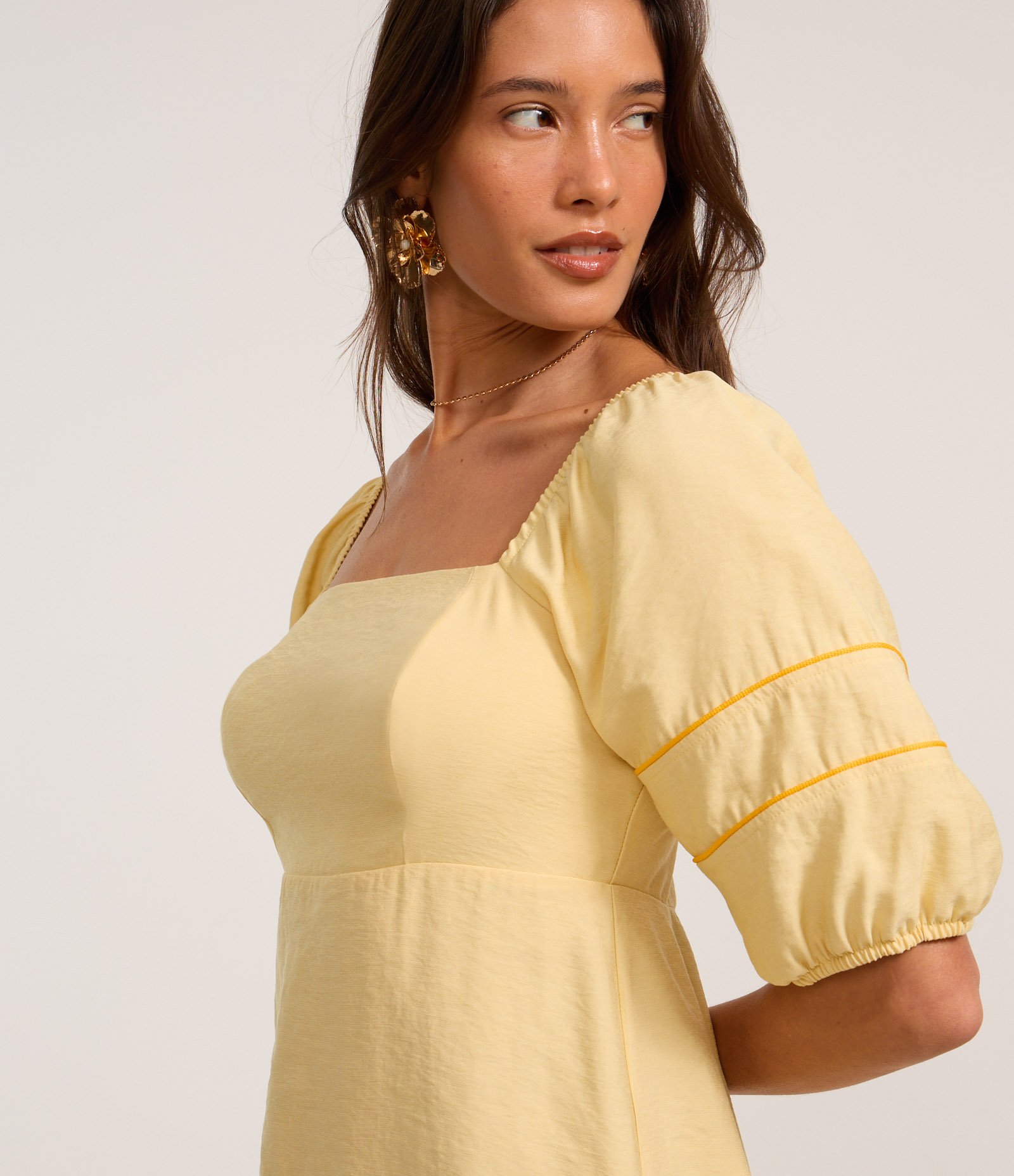 Vestido Curto em Viscose com Pipping Contrastante e Zíper Amarelo 3