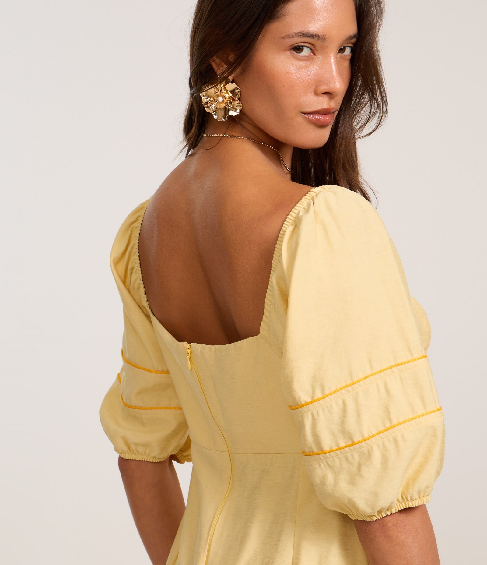 Vestido Curto em Viscose com Pipping Contrastante e Zíper Amarelo 4