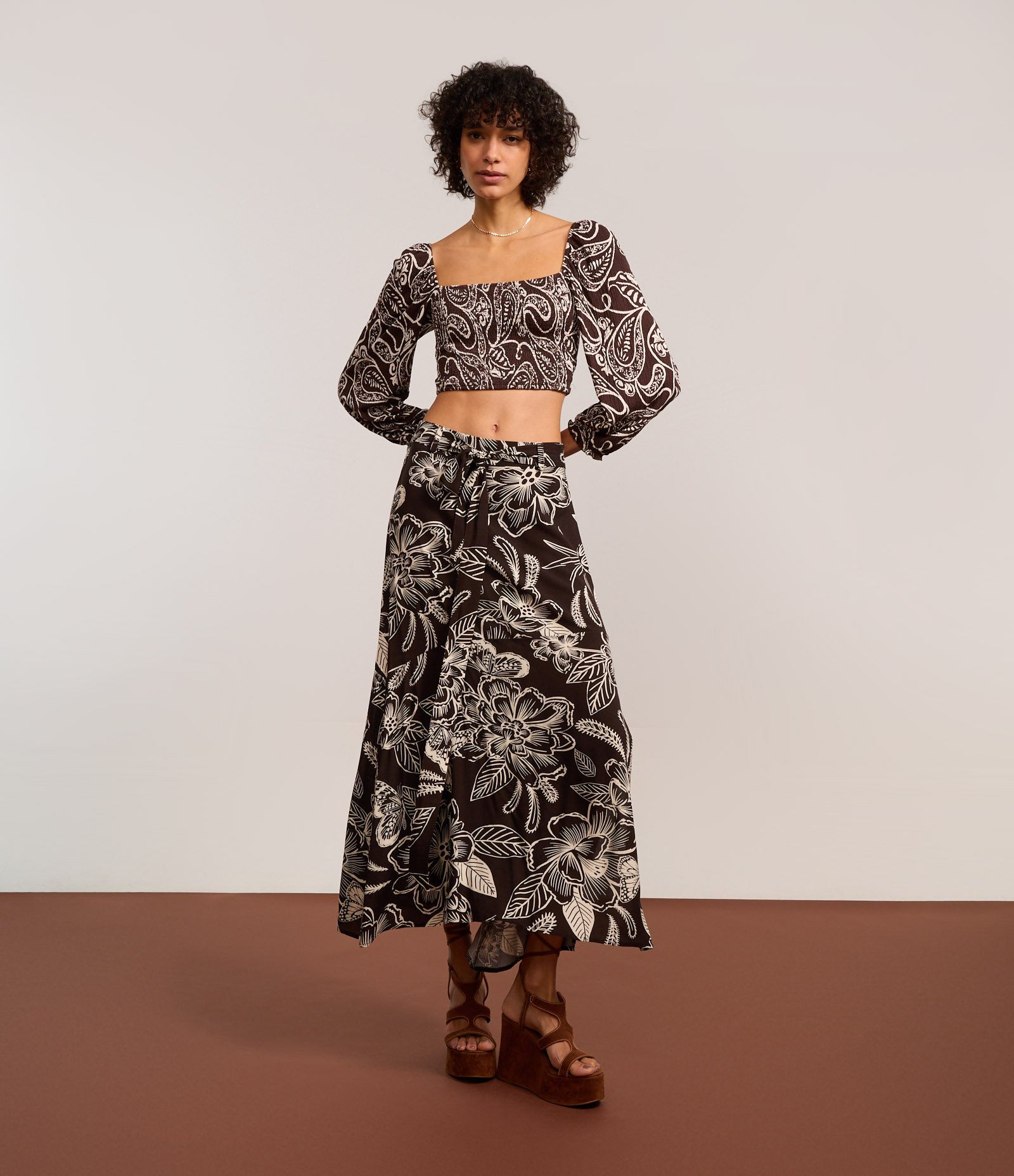 Saia Evasê Long Midi em Viscose com Amarração e Estampa Floral Marrom/Off White 5