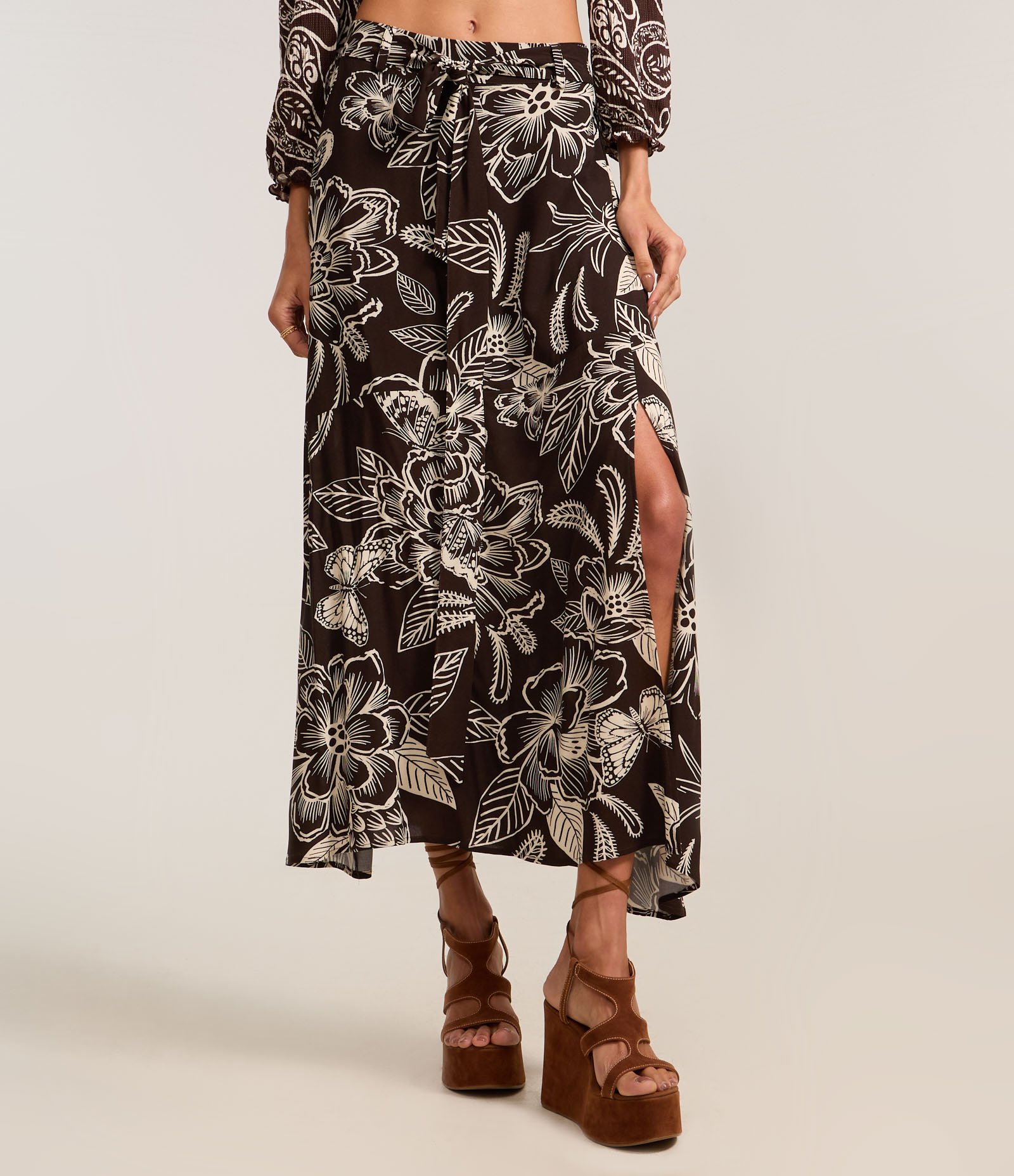 Saia Evasê Long Midi em Viscose com Amarração e Estampa Floral Marrom/Off White 3
