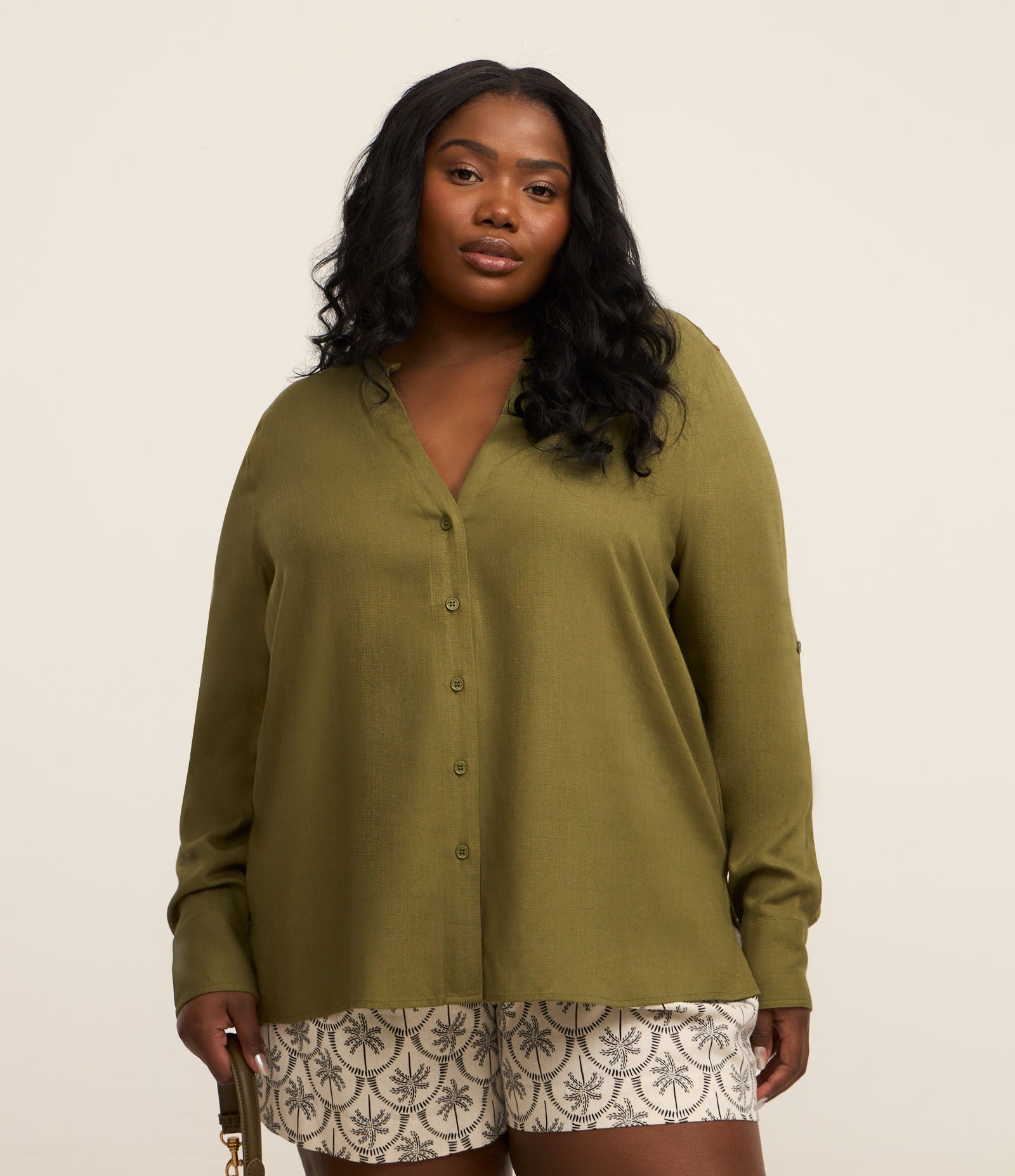 Camisa em Viscose e Linho com Gola Padre Curve & Plus Size Verde 1