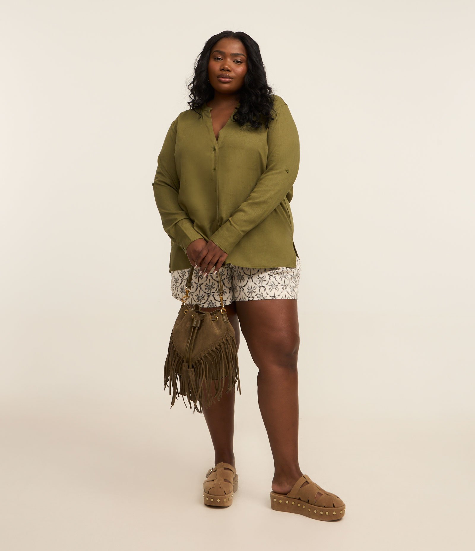 Camisa em Viscose e Linho com Gola Padre Curve & Plus Size Verde 2