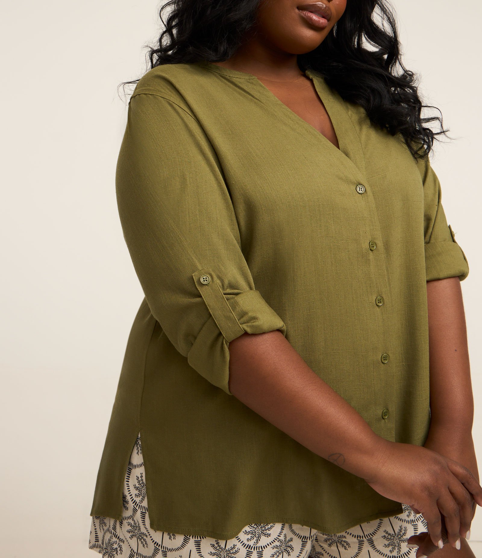 Camisa em Viscose e Linho com Gola Padre Curve & Plus Size Verde 3