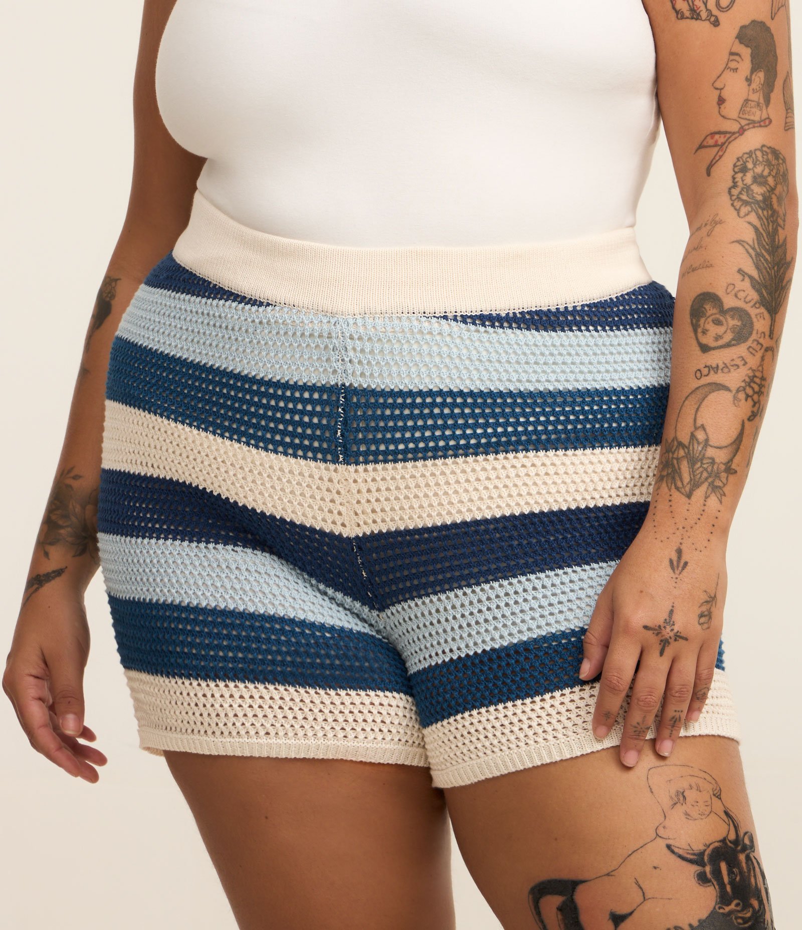 Short Efeito Crochê Listrado Curve & Plus Size Azul/Branco 2