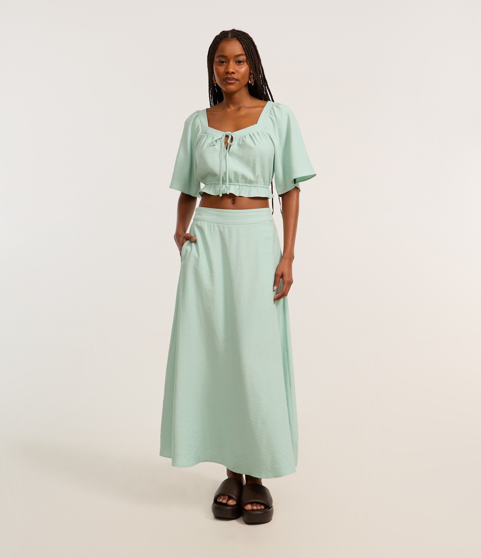 Saia Long Midi em Viscose com Bolsos e Pregas Verde 1