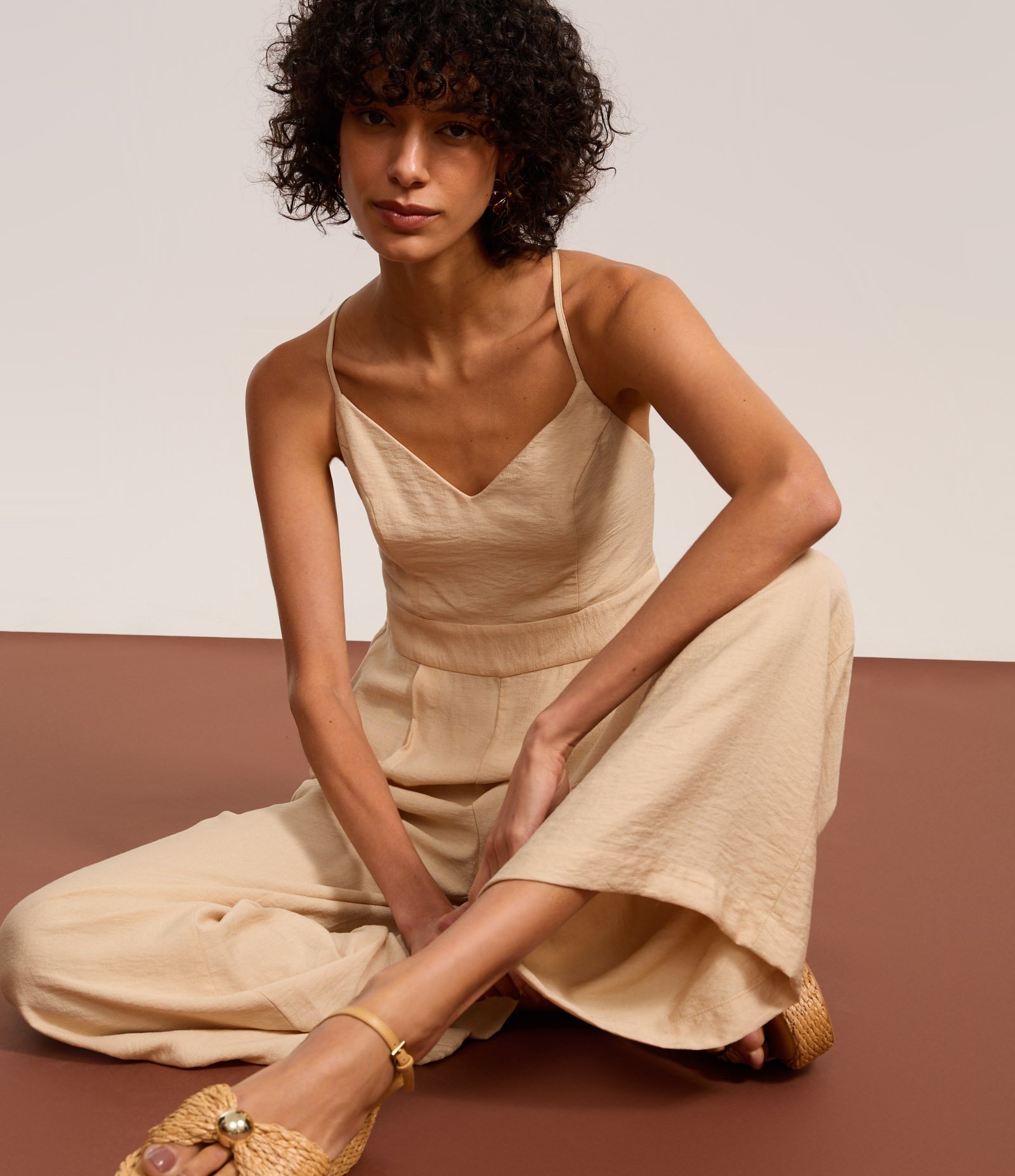 Macacão Longo em Viscose com Alça Cruzada Bege 4